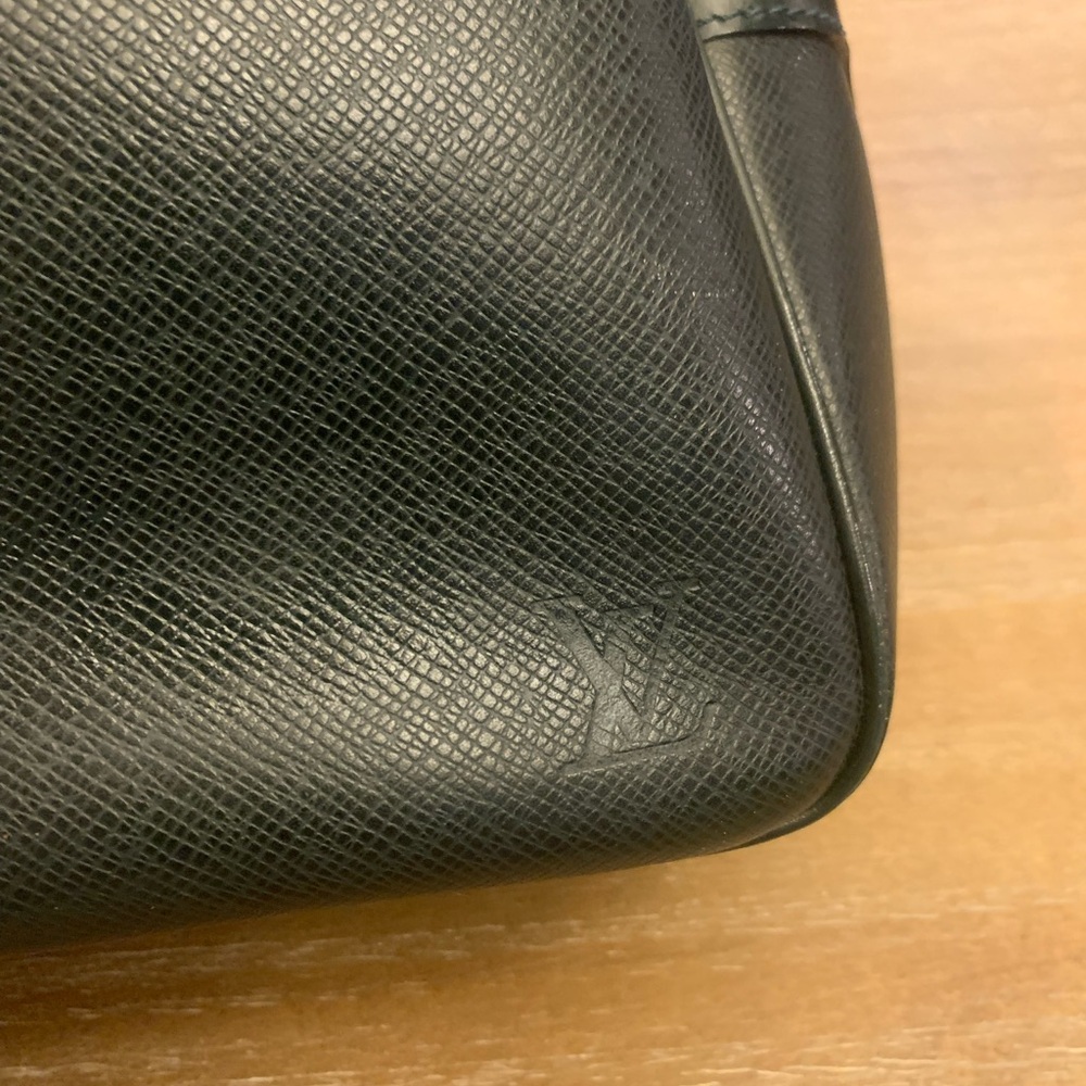 Louis Vuitton Taiga Reporter, messenger-bag, in the color green - Picture 3 of 16
